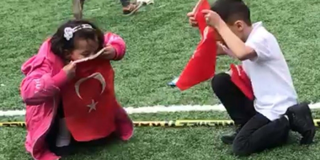Çocukların duygulandıran 'Bayrak' sevgisi