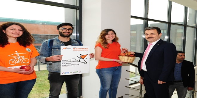 Asansör yerine merdivenleri kullananları elmayla ödüllendirdiler