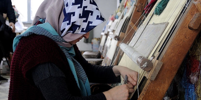 3 yılda dokuyorlar 9 bin lira kazanıyorlar