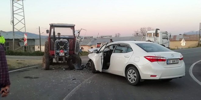 Elazığ'da otomobil ile traktör çarpıştı: Yaralılar var