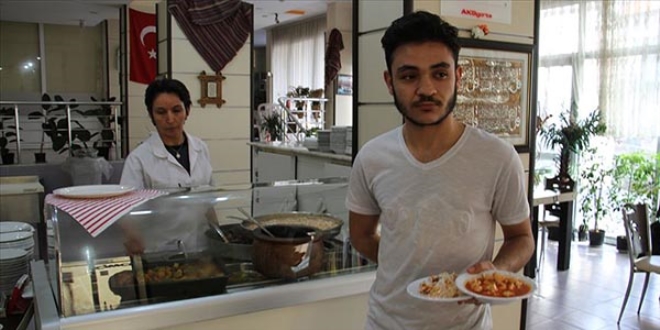 Cama asılan fişlerle 'askıda yemek'ten yararlanıyorlar