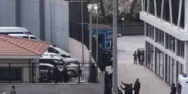 Emniyet Müdürlüğü'nün duvarına çıkıp intihar etmek istedi