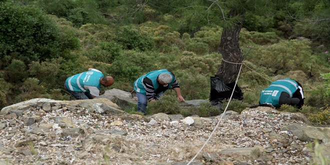 Fethiye'de hükümlüler çevre temizliği yaptı