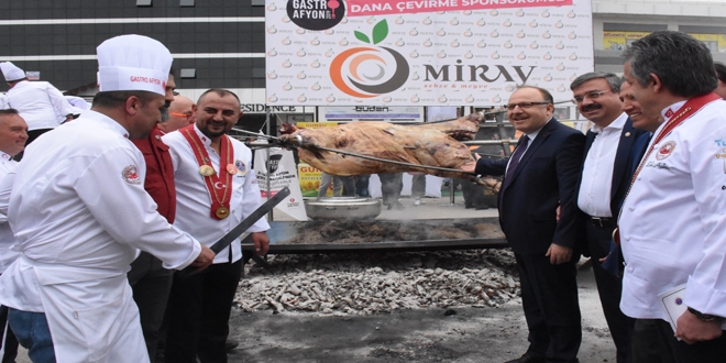 Gastro Festivali'nde 200 kiloluk dana çevirme