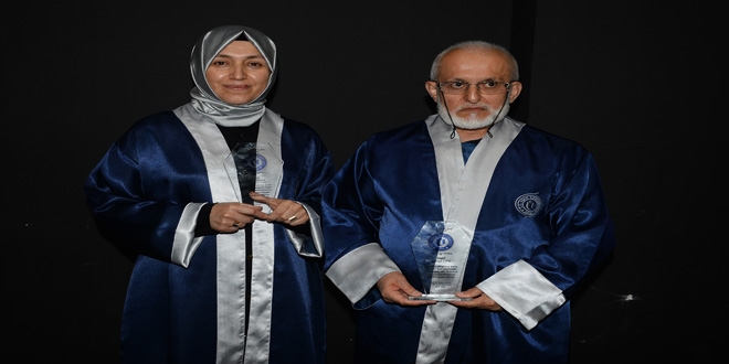 Baba 66, kızı 40 yaşında aynı üniversiteden mezun oldu