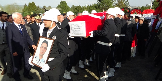 Şehit polis son yolculuğuna uğurlandı