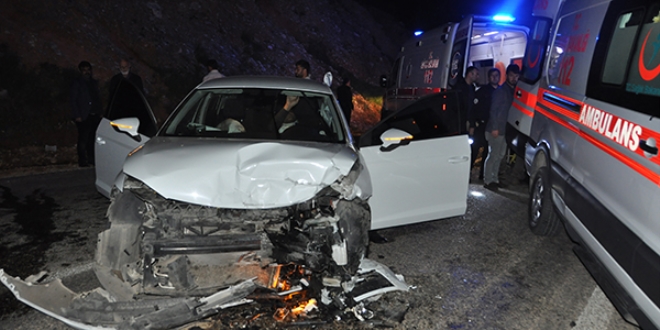 İki otomobil çarpıştı: 1 çocuk öldü, 5 kişi yaralandı