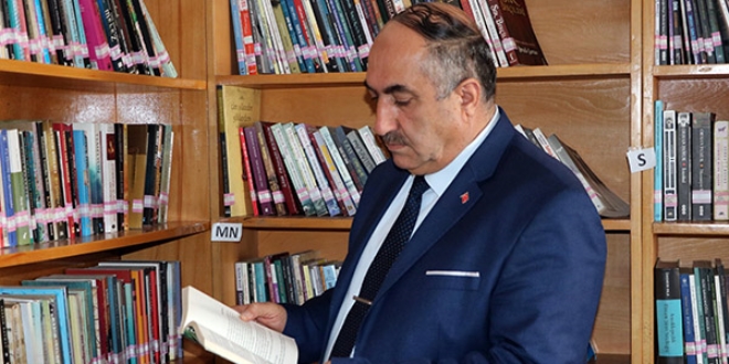 81 ilin ilçelerini, valilerini, telefon ve plaka kodlarını hafızasında tutuyor