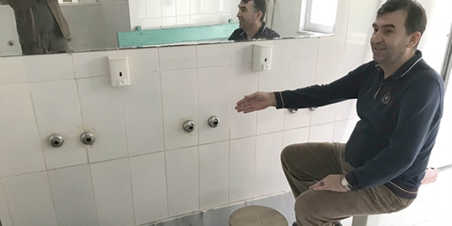 Bu caminin musluklarını hep çalıyorlar
