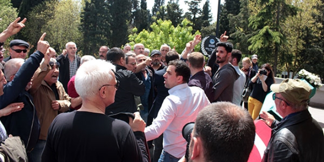 İşkenceci cezaevi müdürünü tabutu başında protesto ettiler