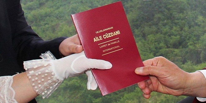 Evlilik cüzdanını alan damat, kayınpederi ile evlendiğini gördü