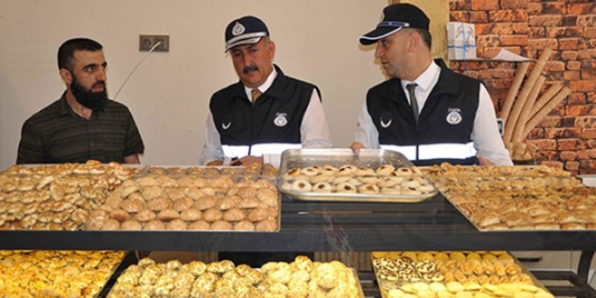 Zabıta kıyafeti giyen belediye başkanından denetim