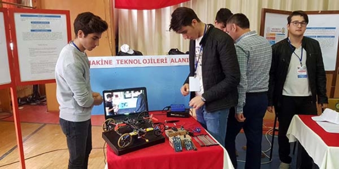 Bu araba şimdilik duvarda yürüyor, hedef tavanda yürütmek