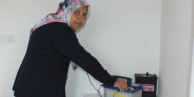 1 yıldır elektriği bağlanmayınca çareyi araba aküsünde buldu