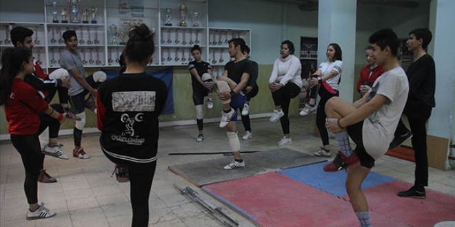 Bu okulun bodrumunda şampiyonlar yetişiyor