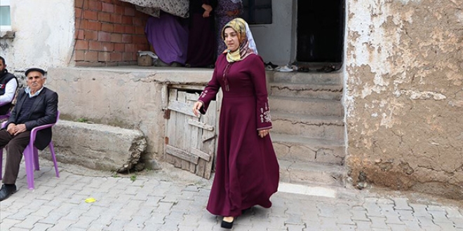 Köye muhtar seçilen kadın ve ekibi kolları sıvadı