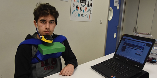 Amcası için çene ile çalışan mouse tasarladı