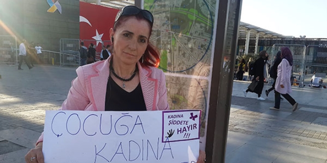 Davul dümbelek kutlama yapmıştı, aylardır boşanamayınca eylem yaptı