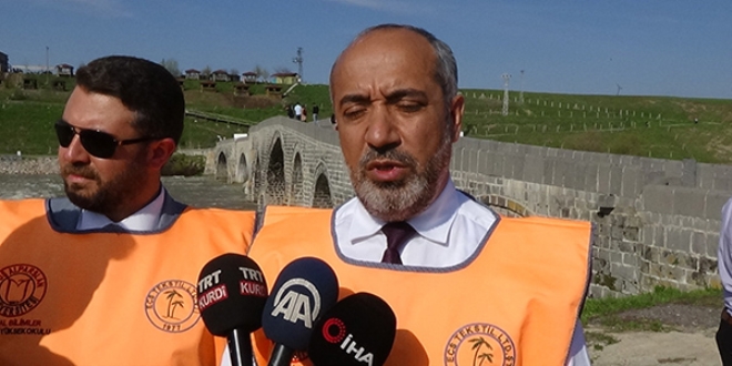 Rektör yelek giyip, eldiven takıp çöp topladı