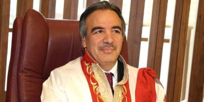 Üniversitede rektör, tarlada çiftçi