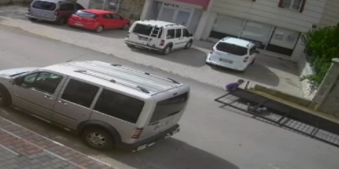 Demir kapı çocuğun üzerine böyle düştü