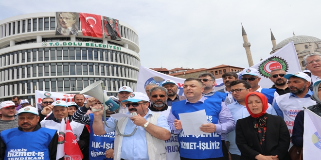 İşçiler Bolu Belediyesi önüne siyah çelenk bıraktı