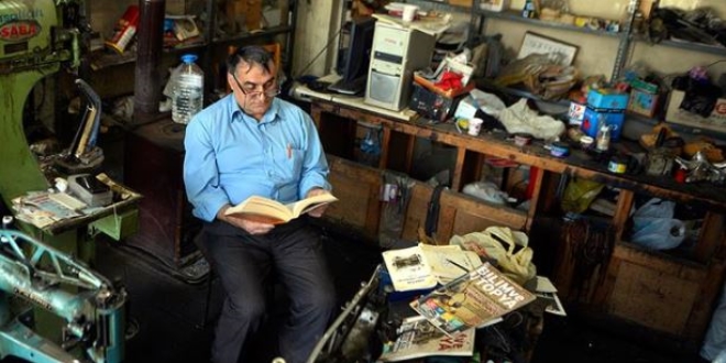 Bir elinde zımpara diğerinde kitap