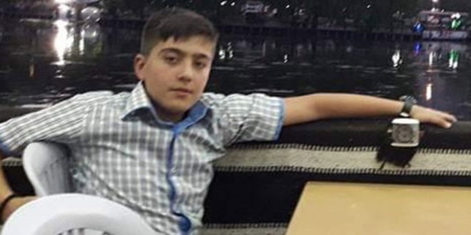 Babasının tabancasıyla oynayan çocuk kendini vurdu