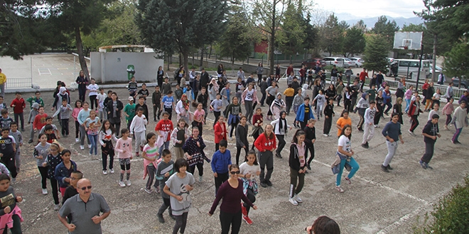 Zilsiz okulda eşofmanlı eğitim