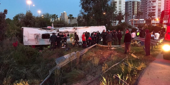 Adana'da yolcu otobüsü kazası: 2 ölü 23 yaralı