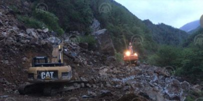 Giresun'da heyelan karayolunu ulaşıma kapattı