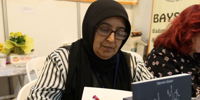 Temizlik görevlisi olarak çalıştığı kitap fuarında yazdığı kitabı imzaladı