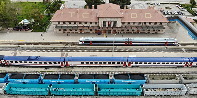 Tren seferlerine toprak kayması engeli