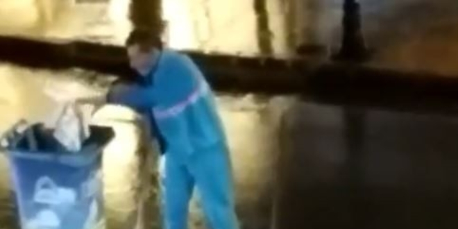 Yağmur altında temizlik yapan işçi takdir edildi