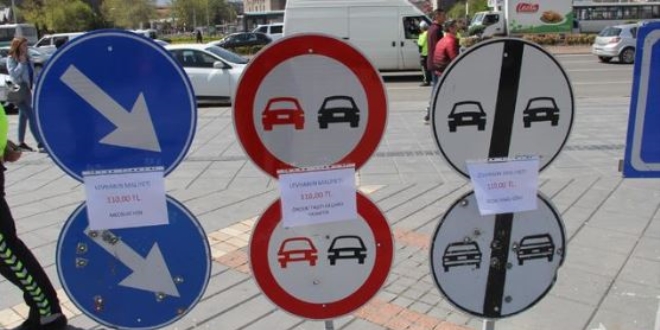 Kayseri'de kurşunlanan trafik levhaları sergilendi