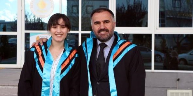 Baba ve kızı aynı üniversiteden mezun oldu