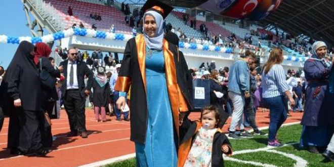 Mezuniyet törenine 1 yaşındaki kızıyla geldi