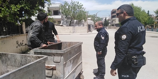 Polislerden eli öpülecek davranış
