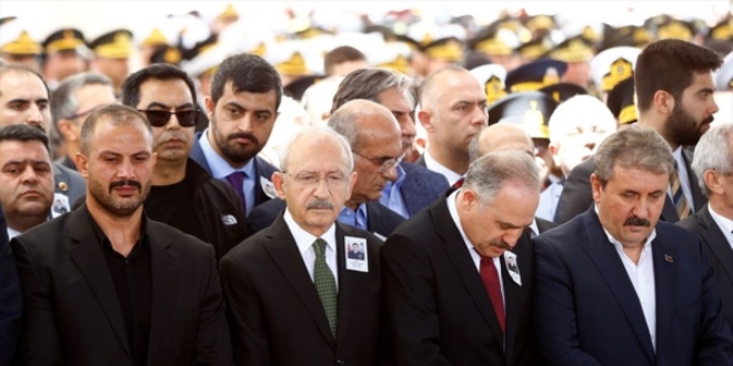 Kılıçdaroğlu, şehit cenazesine katıldı