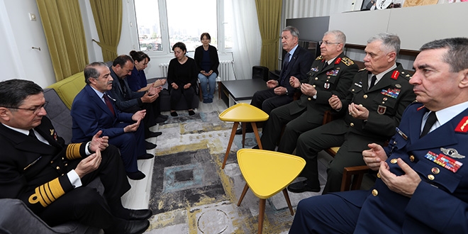 Bakan Akar ve komutanlardan taziye ziyareti