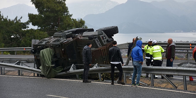 Muğla'da zırhlı polis aracı devrildi: 2 yaralı