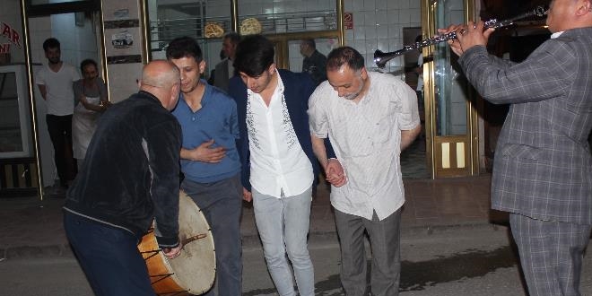 İlk sahura davul ve klarnet sesiyle uyandılar, halay çekip çiftetelli oynadılar