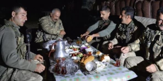 Vatan nöbetinde bin 100 rakımlı tepede ilk sahur