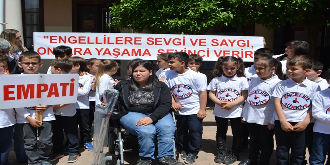 Cep harçlıklarıyla akülü tekerlekli sandalye aldılar