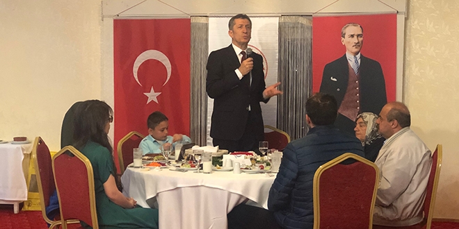 Bakan Selçuk, şehit öğretmenlerin ailelerine iftar verdi
