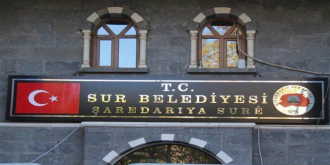 Sur Belediyesi'nin işten çıkardığı işçilerden oturma eylemi