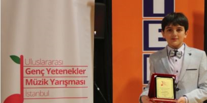 İmam hatipli Yusuf, bestelerini piyanoda çalıyor