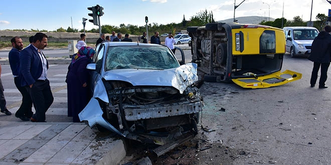 Gaziantep'te işçileri taşıyan minibüs devrildi: 14 yaralı