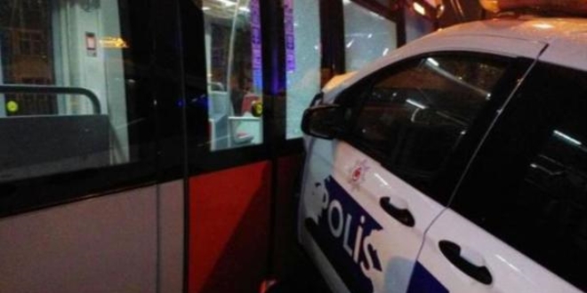 Tramvay polis aracına çarptı: 1 polis yaralı