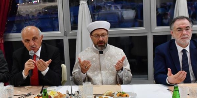 Diyanet İşleri Başkanı emekli personeli ile iftarda buluştu